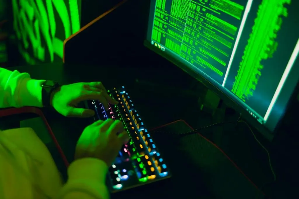 Attention, découvrez la menace ultime : un logiciel iOS diabolique qui dérobe des visages pour tromper la biométrie grâce à l’intelligence artificielle !